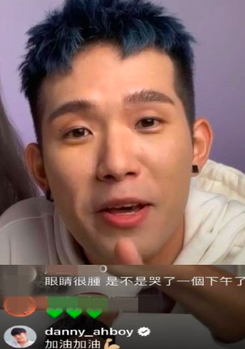 在和秋雯谈及这个话题时，身边的朋友偷偷放话新闻登出来后，和他一起直播的小 Hennn 也认证了培永当天的情绪确实很 Down，就连亲姐姐也有同感。