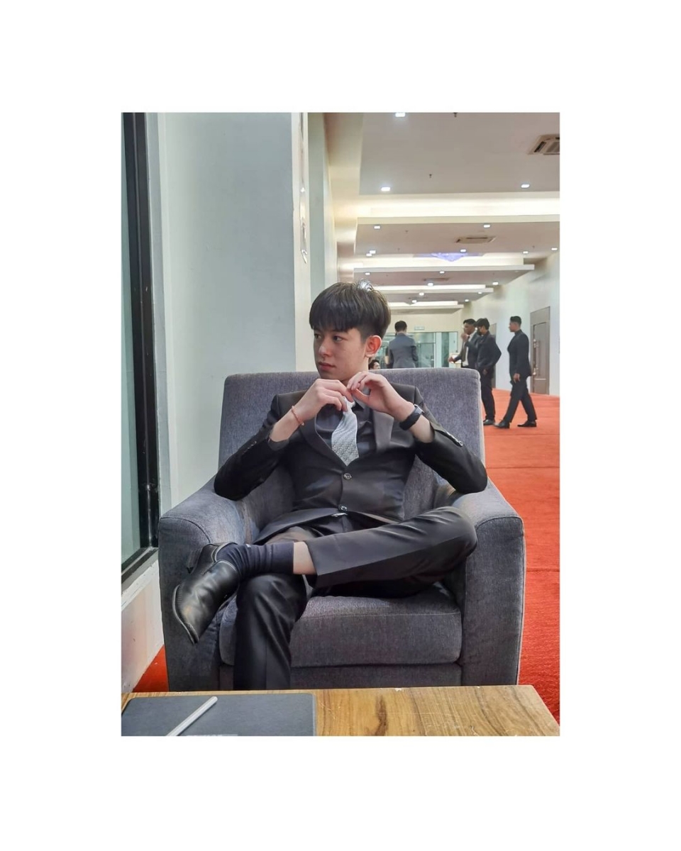 也有网友搞笑留言道:「小哥哥第一次本来该帮女友涂的结果被你抢先了」、「我住的马来西亚绝对是假的」。