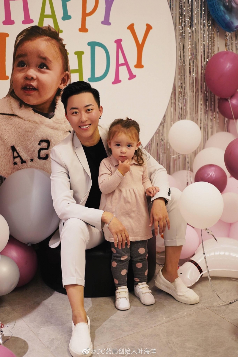 即便她工作繁忙但还是尽量抽空当个全职的爸爸:妈妈~陪着女儿去滑雪、游泳、旅游,任何重要的日子也会选择陪伴在孩子身边绝不错过。