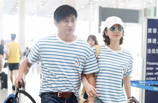 甚至在亮相机场的时候不忘大秀恩爱,总是手牵手的~