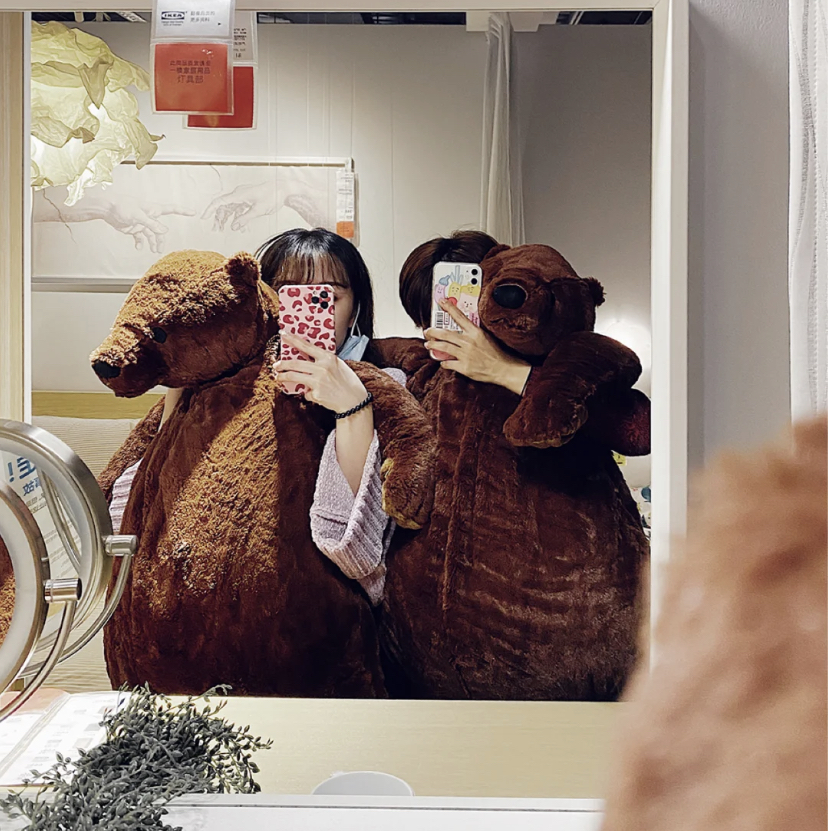 懒熊的名字「DJUNGELSKOG」也是丛林的意思，为了提高大家对野生动物面临困境的意识，才取这个独特的名字。软萌可爱又带有小表情的熊玩偶，真的让人非常心动想要直接抱它回家。