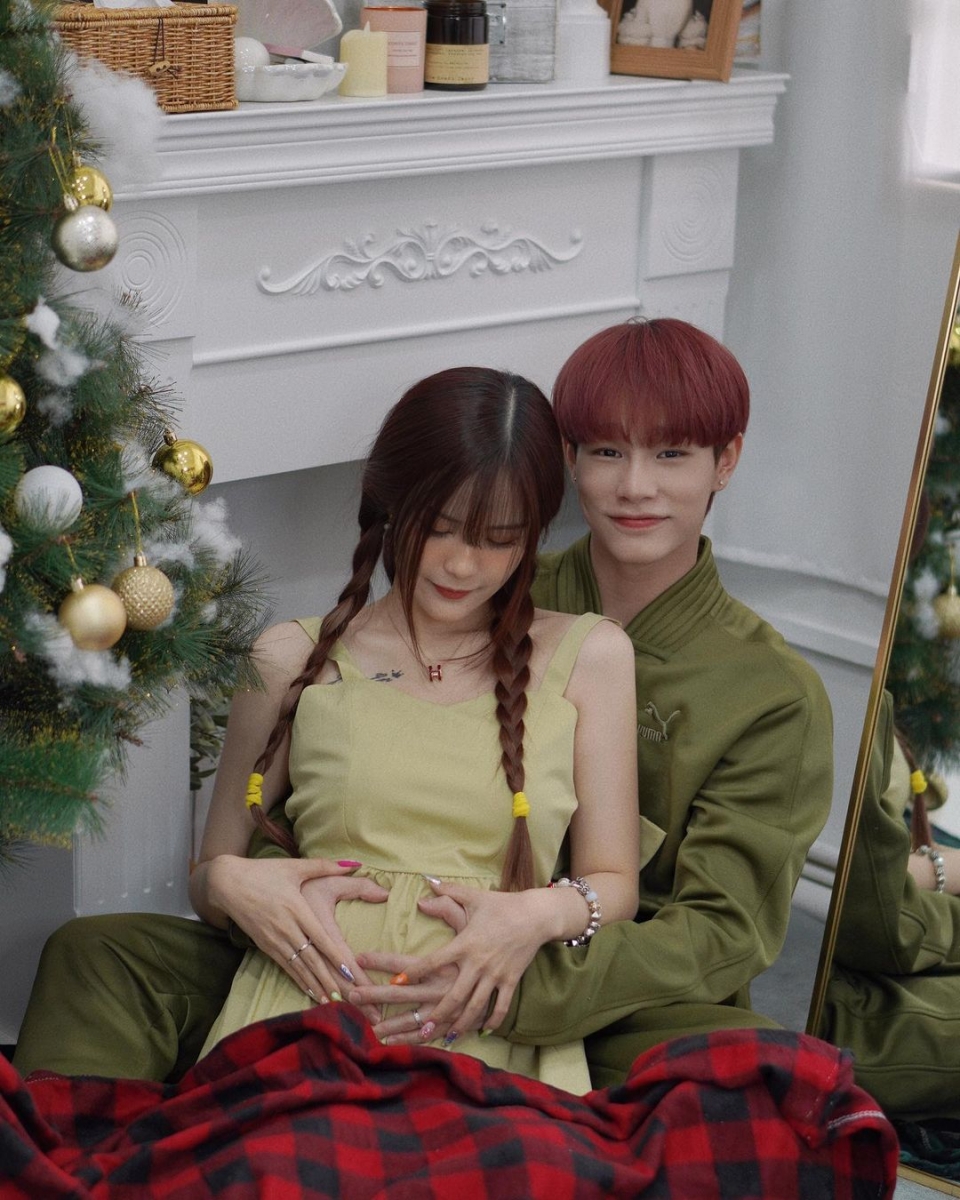 大马 00's 网红 Jing En 也在大年初一当天确诊染疫。目前挺着大肚子的 Jing En 在知道自己确诊后也第一时间入院