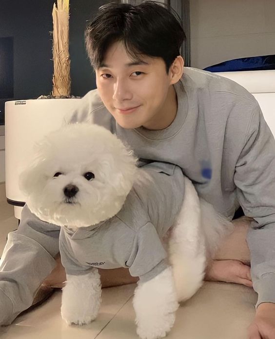 朴叙俊经纪公司在昨日24号发布证实确诊新冠的消息，目前本人身体没有出现异常状况，正在家中休养恢复中。让粉丝们可以放下心来啦～