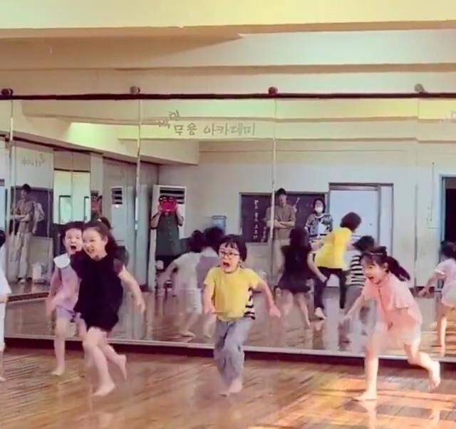 网民看到这段幕后练习也纷纷留言表示被这些小朋友也未免太可爱了吧!