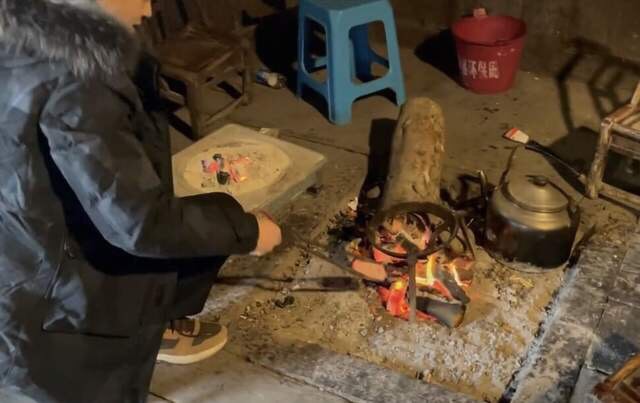 内没有暖气,大家围坐在火坑里取暖,十分接地气。沈梦辰很多亲戚都前来团聚,场面非常热闹