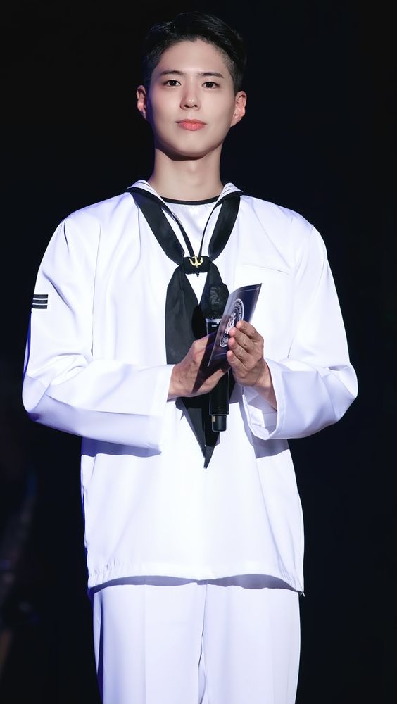 在南韩海军官方日前所公布的影片中可见,朴宝剑先前也曾担任了南韩海军护国音乐会上的主持人!