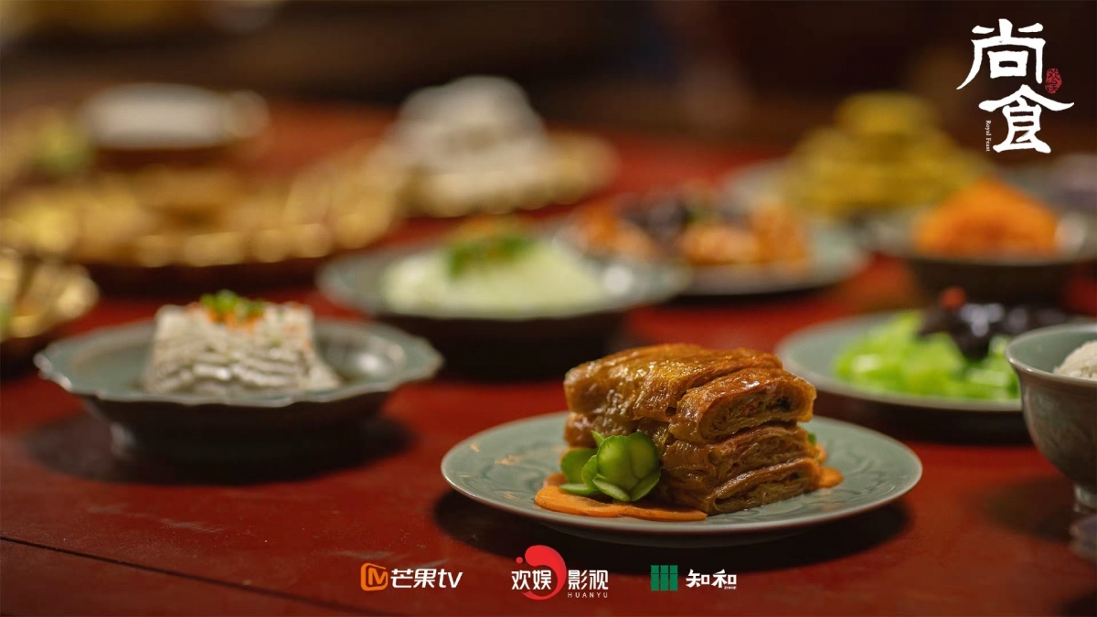 在剧里出现的美食是真的看起来色香味俱全!各种不同的美食都有着精致的摆盘,鲜艳的色彩和丰富搭配,这些美食镜头让人看了都感到嘴馋~