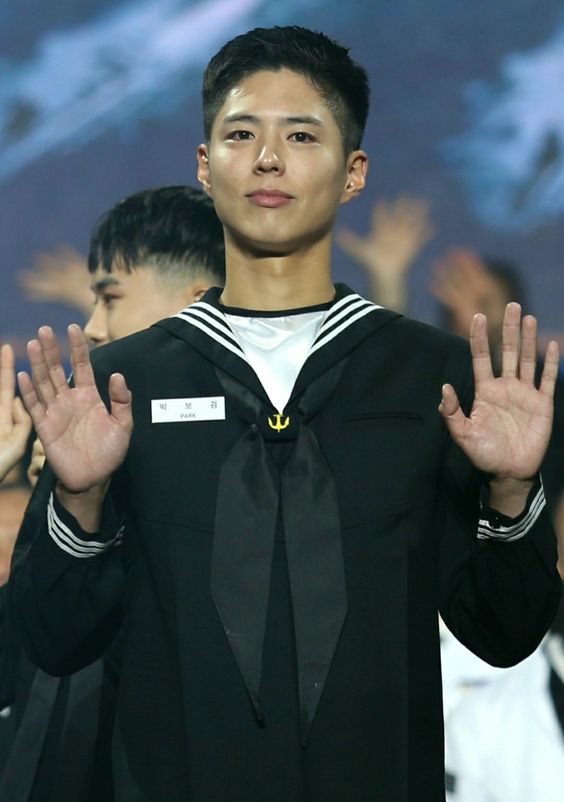 男神朴宝剑在去年8月底以海军宣传丙入伍,原本会在今年4月退伍的他,已经在昨天完成兵役低调的提早退伍了。