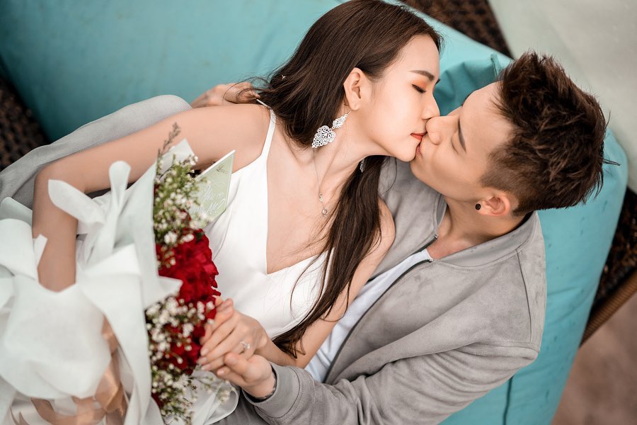 当初Kid Inn在巴厘岛向Yvonne求婚,深情表白「三年前告白的时候,我用脚链绑着你的脚,三年后的今天,我想用戒指绑着你的心!」