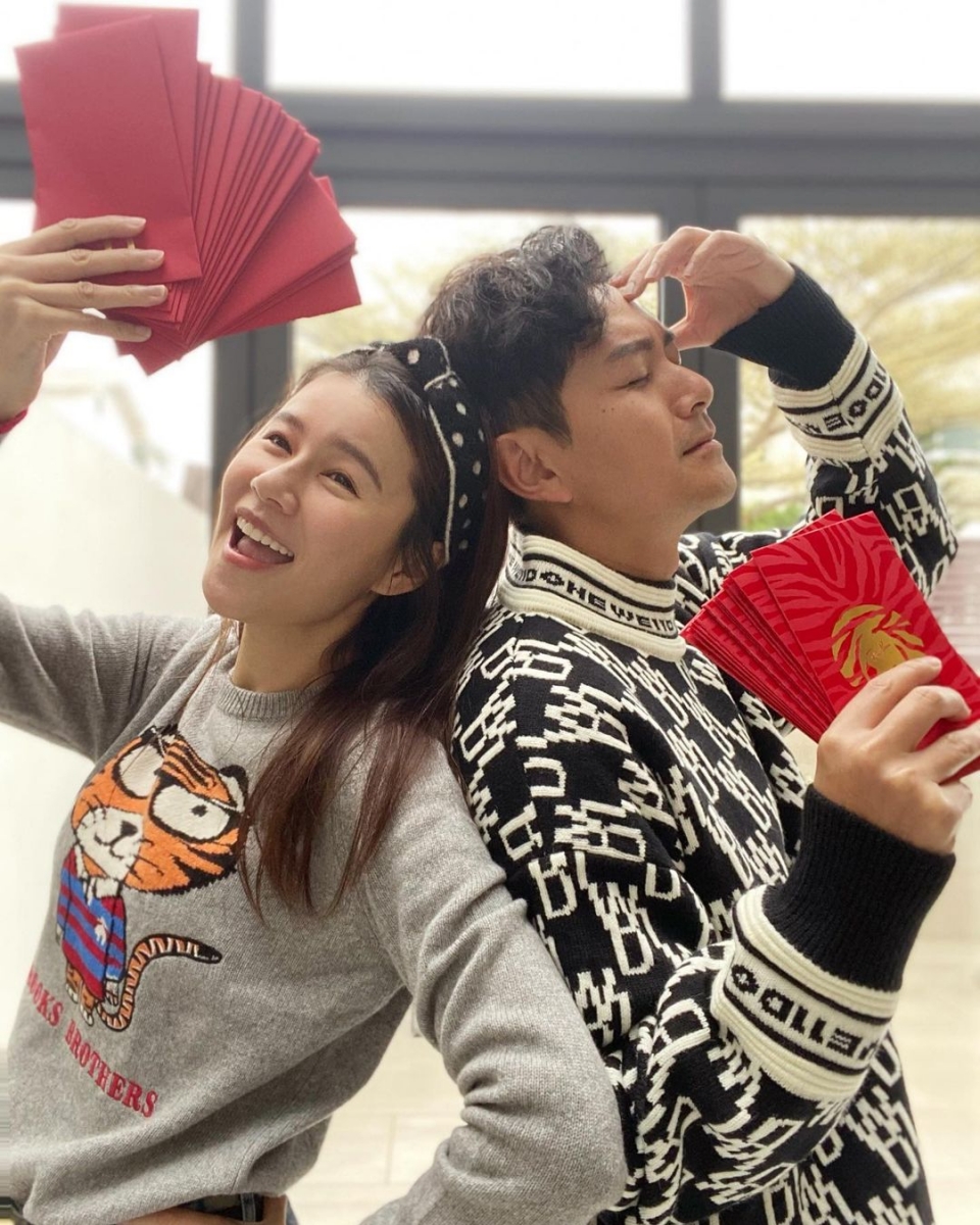 最近，黄翠如也在社交媒体上晒出和老公的「新年」合照