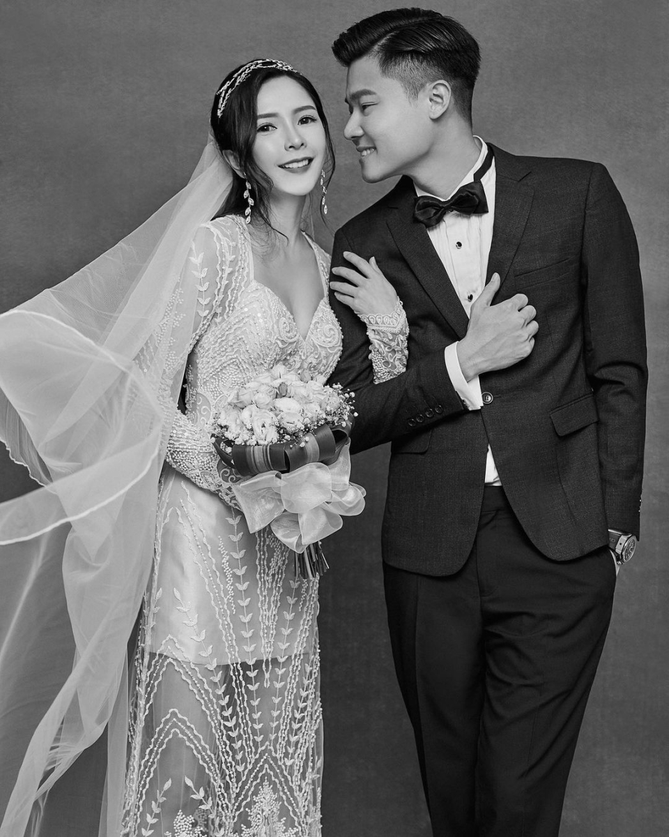 「“我们结婚啦！”谢谢你爱我和爱我家人 今天起我就是李太太咯！谢谢大家的关心和祝福，我们一定会互相扶持，相爱和包容」