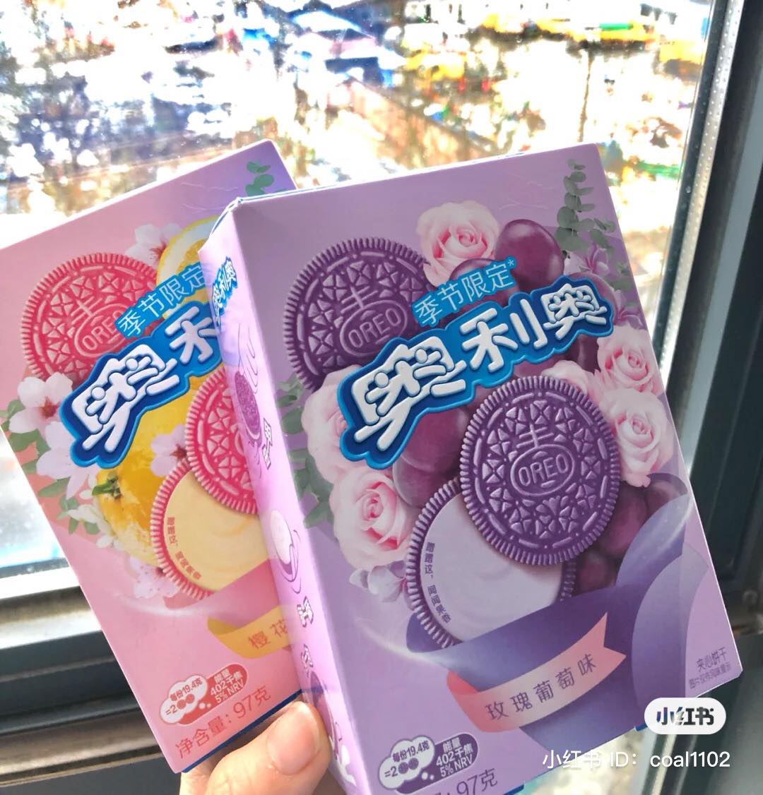 近期引起最大话题度的就是 OREO 春季限定「玫瑰葡萄紫、樱花柚子」口味。