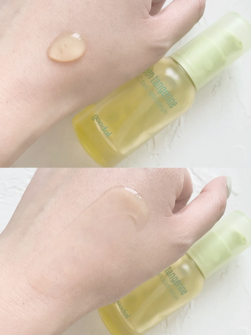 韩国女生必备的VC美白精华,添加了高浓度的维他命C成分,可以很好的改善肌肤暗沉的问题。这款绝对可以有效淡化痘印以及均匀肤色。