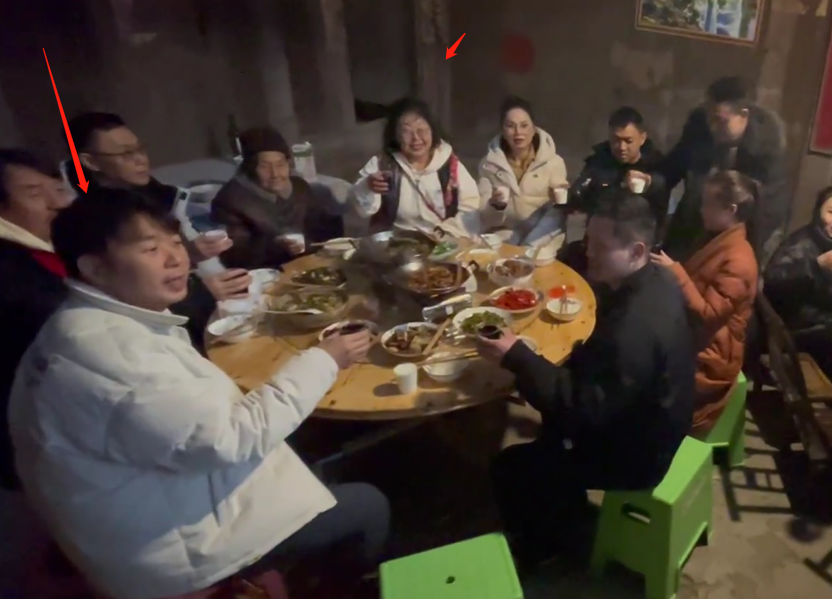 杜海涛穿着白色羽绒服十分抢镜,父母也陪着儿子到女友家过年可见两家的关系甚好