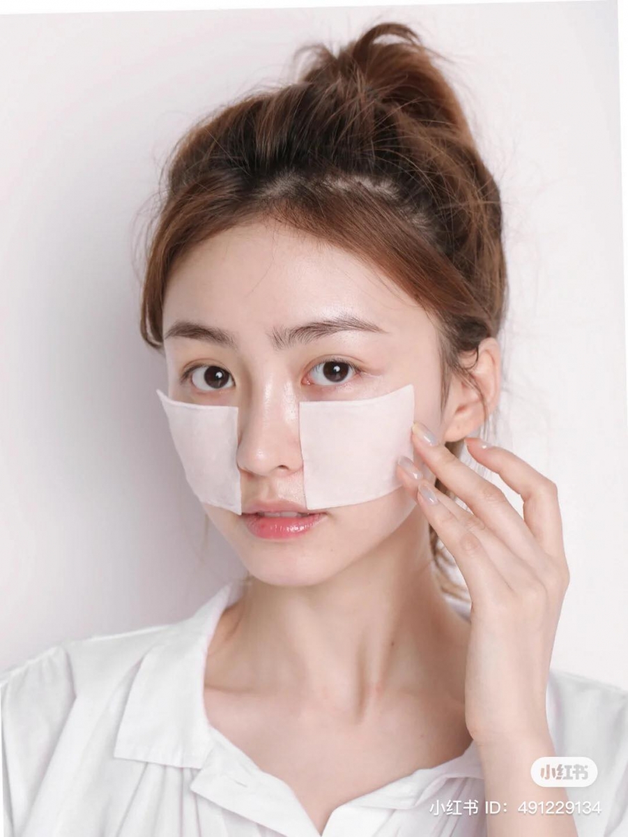 这瓶青春露拥有一物多用法「轻拍」立 GET 清爽肤质、敏感干燥则能「湿敷」舒缓镇定,还能达到光彩照人的既视感。