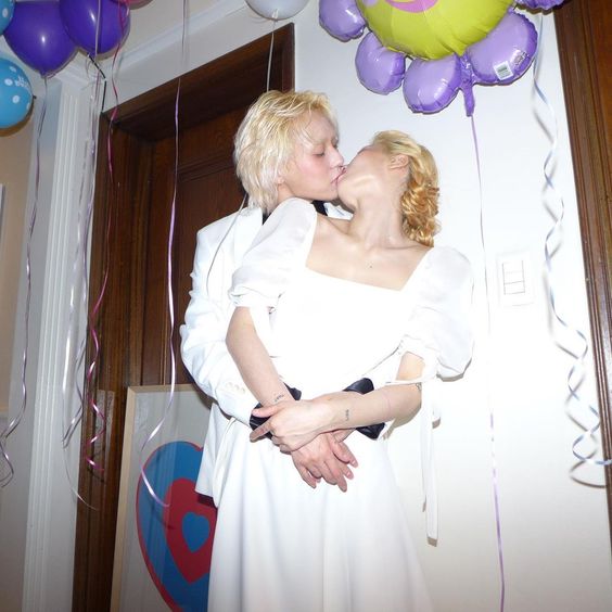 好消息一曝光,粉丝们纷纷送上祝福之余~「蛋白石」款式的独特婚戒也瞬间掀起热议!设计师大爆这枚与众不同的戒指是 Dawn 花了一个月的时间设计,据说总价值是设计师一年的房租?!