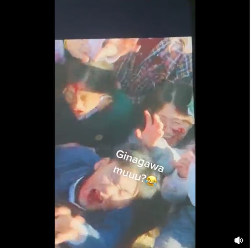 但有网友就发现到竟然有一位“女僵尸”对着镜头露出了灿烂开心的笑容,在可怕僵尸群中偷笑的她,让原本恐怖的场景瞬间就变得搞怪起来了XD~