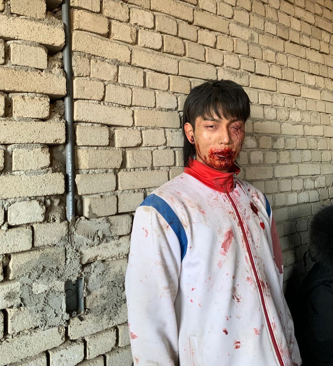 从「刘仁秀」晒出的练习影片中,就能感受到他的专业表现。只见他如同一堆烂泥躺在地上,浑身软弱无骨,冷血惊悚的深情表露无遗,没有特别的音效都能感觉到他下一秒就要冲出来咬人了。