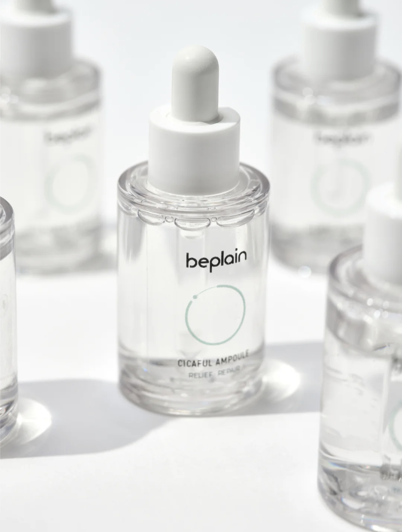 这款精华主要的成分是84.28%的积雪草,可以维稳肌肤祛除痘痘和粉刺问题。另外可以达到消炎的作用,新生痘印涂抹几次就立即消失啦!质地清透水润可快速吸收,还能达到保湿的效果。