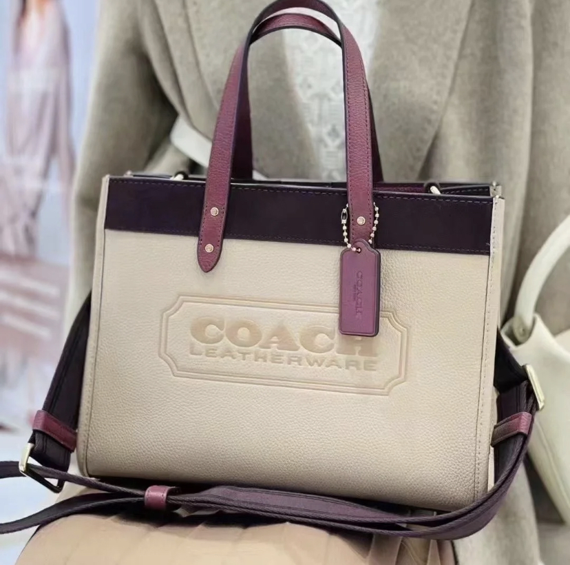 给你满满安全感的大容量帆布包,经典好看的外表有多种不同色号选择。