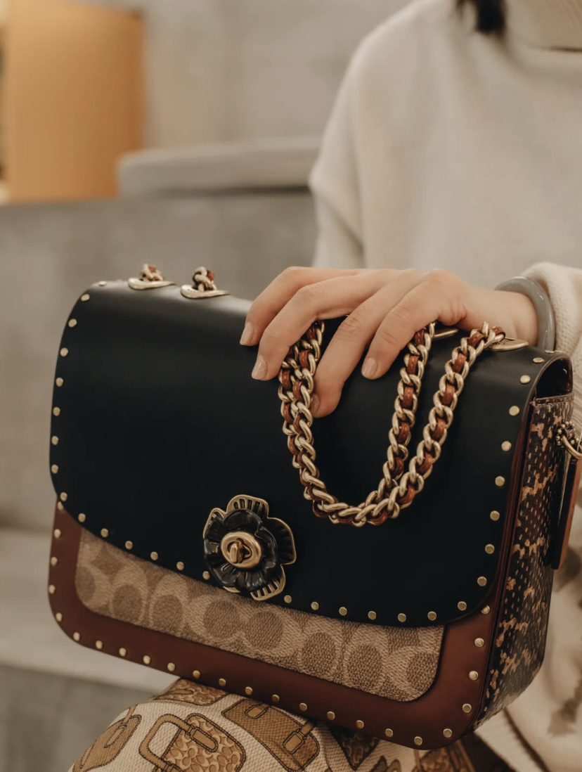 他们家的断货王山茶花包高级奢华,经典的老画设计搭配山茶花 logo,有种富家千金的气质感~