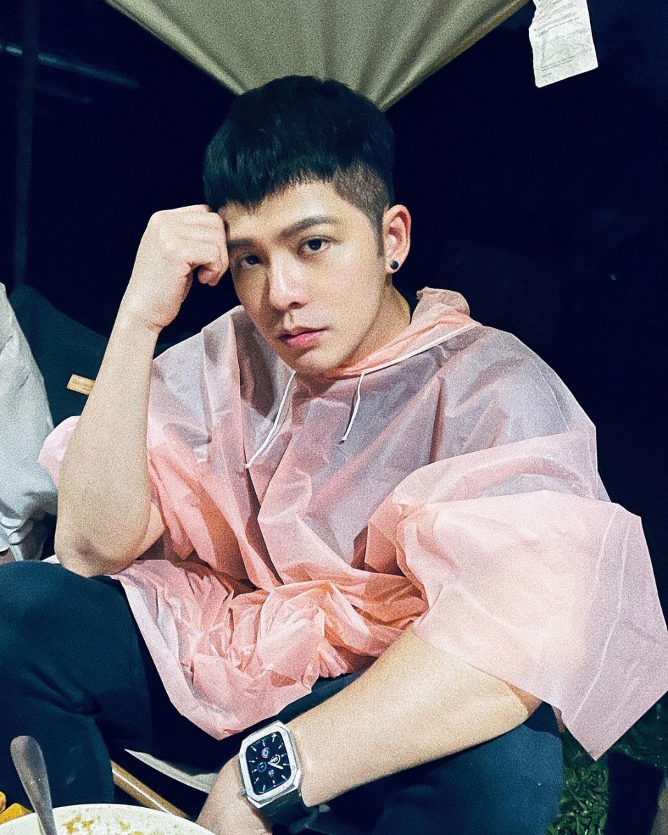 我们常说失恋就应该换新发型，剪去所有伤心的回忆，勉励自己重新开始再接再厉，难道 Danny 换新发型也是有一样的动机