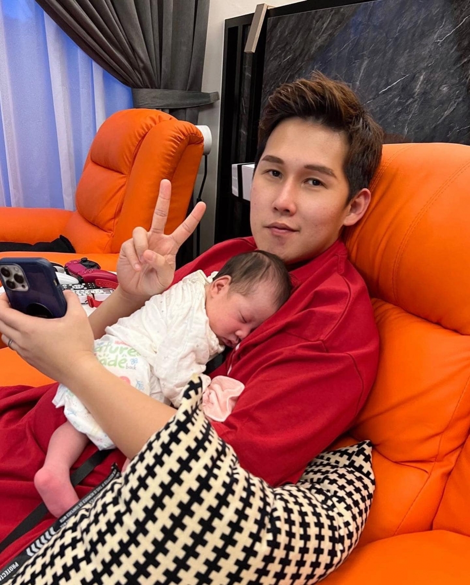 这时有网友看到后，就认为说能抱孩子的时候就尽量抱，因为孩子成长过程是很快的，等到你那时候就算想要抱着亲，孩子也不要了。