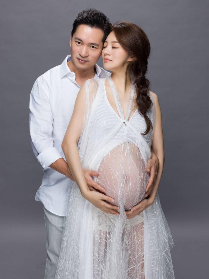 本以为安以轩嫁给了富豪,余生就无后顾之忧了。没想到结婚 5 年后,真正的考验才正式开始。老公不只辞去董事长的职务,损失惨重,还要面临 20 年牢狱之苦