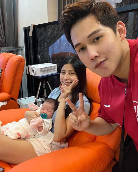 Jeff&Inthira在社交网站上Po上他们一家三口的合照，并写道：「有你们天天都是情人节，只是有多个梁马路就变成了天天都不够睡的情人节，谢谢你来到这个世界填满我的内心」。