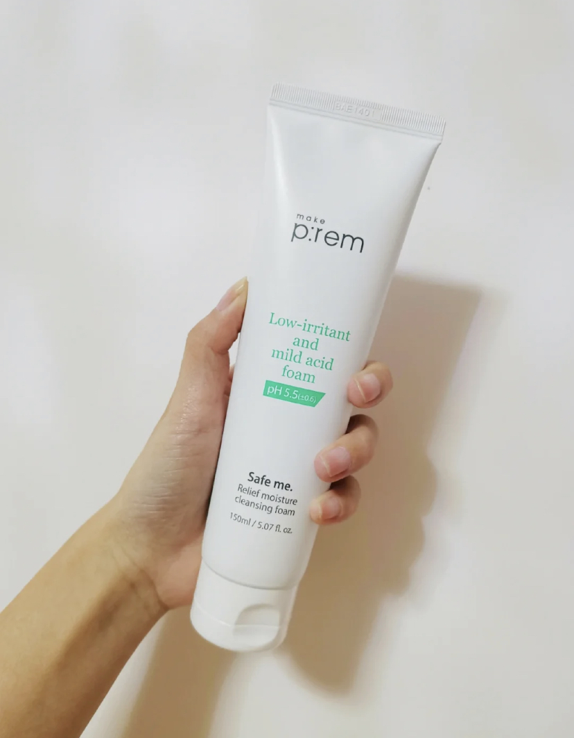 接着使用温和的洗面奶清洁2分钟，建议大家选择氨基酸洗面奶可以清洁同时保湿。韩国make prem洗面奶是非常温和的弱酸性洗面奶，使用都是安全的天然成分，清洁完脸部后也没有紧绷感。