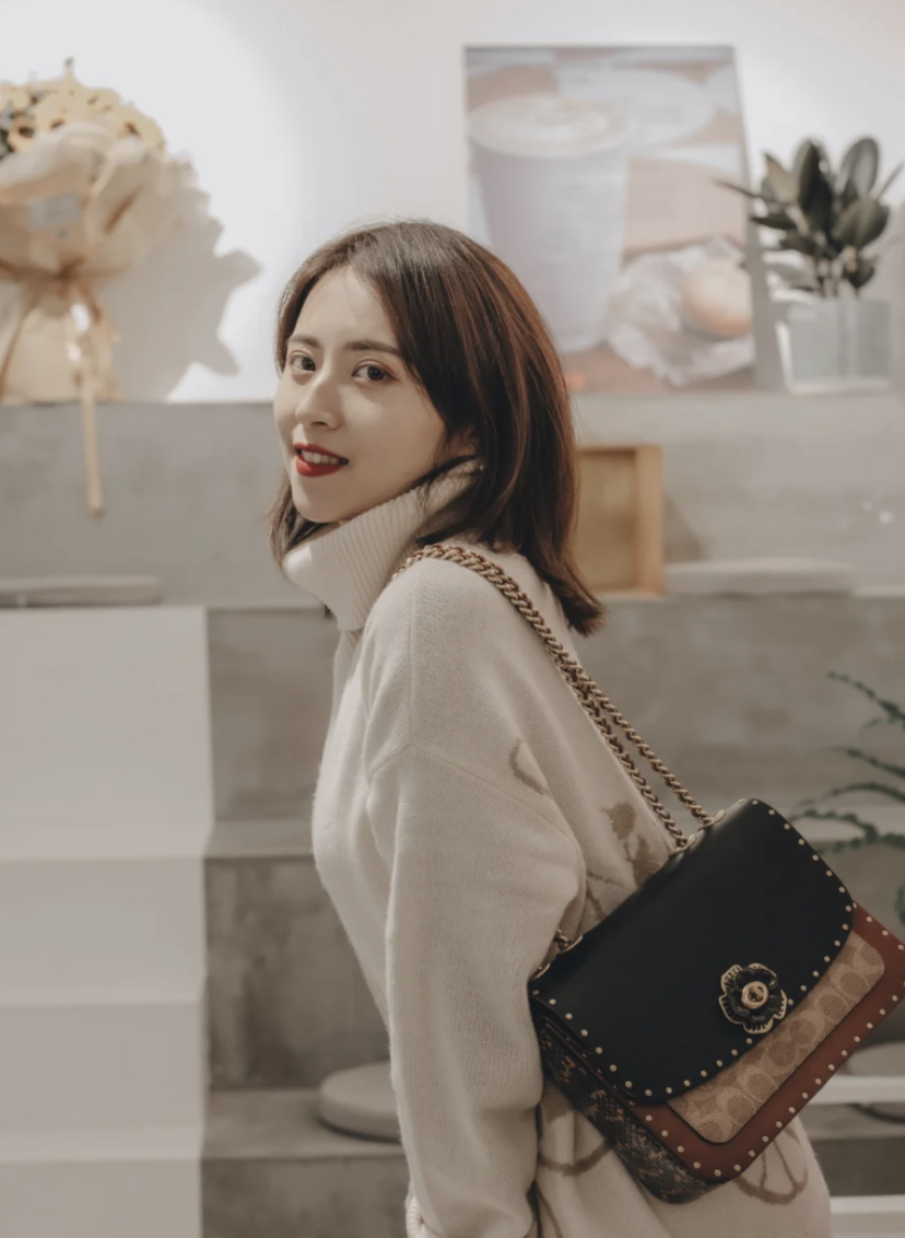 长方体的包身可以装很多东西,可以单肩背或斜挎背都没问题。