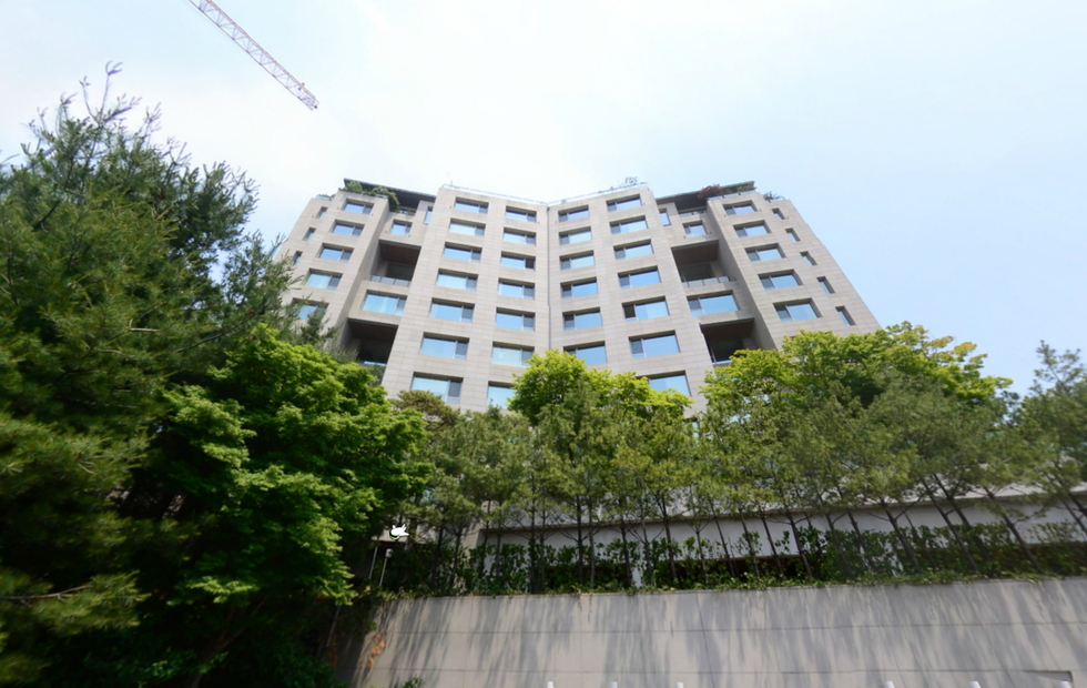 虽然至今未见小俩口正式搬入屋里,但玄彬私下居住的地方足以羡煞旁人。据称,玄彬居住的地方是在隐秘的「黑石洞」公寓。