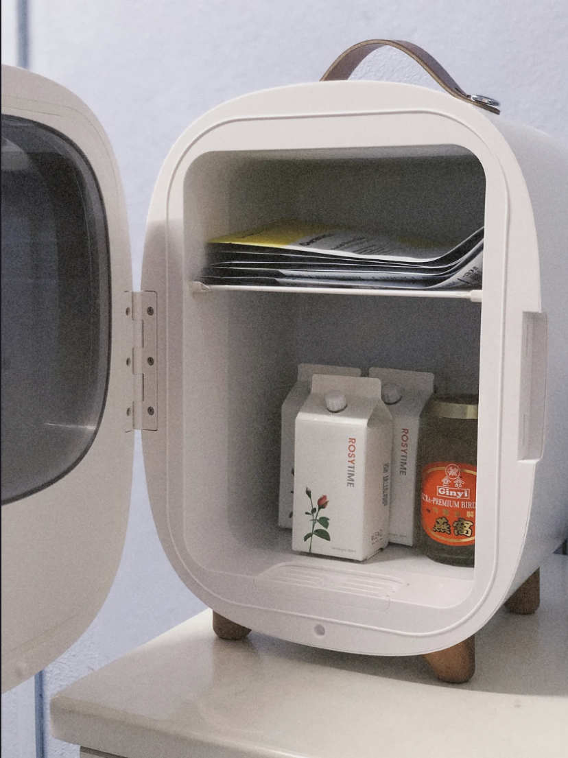 这款迷你冰箱最适合用来收纳面膜和护肤品,保持着冷冷的温度,让大家在使用护肤品时有冰冷的舒服感觉!