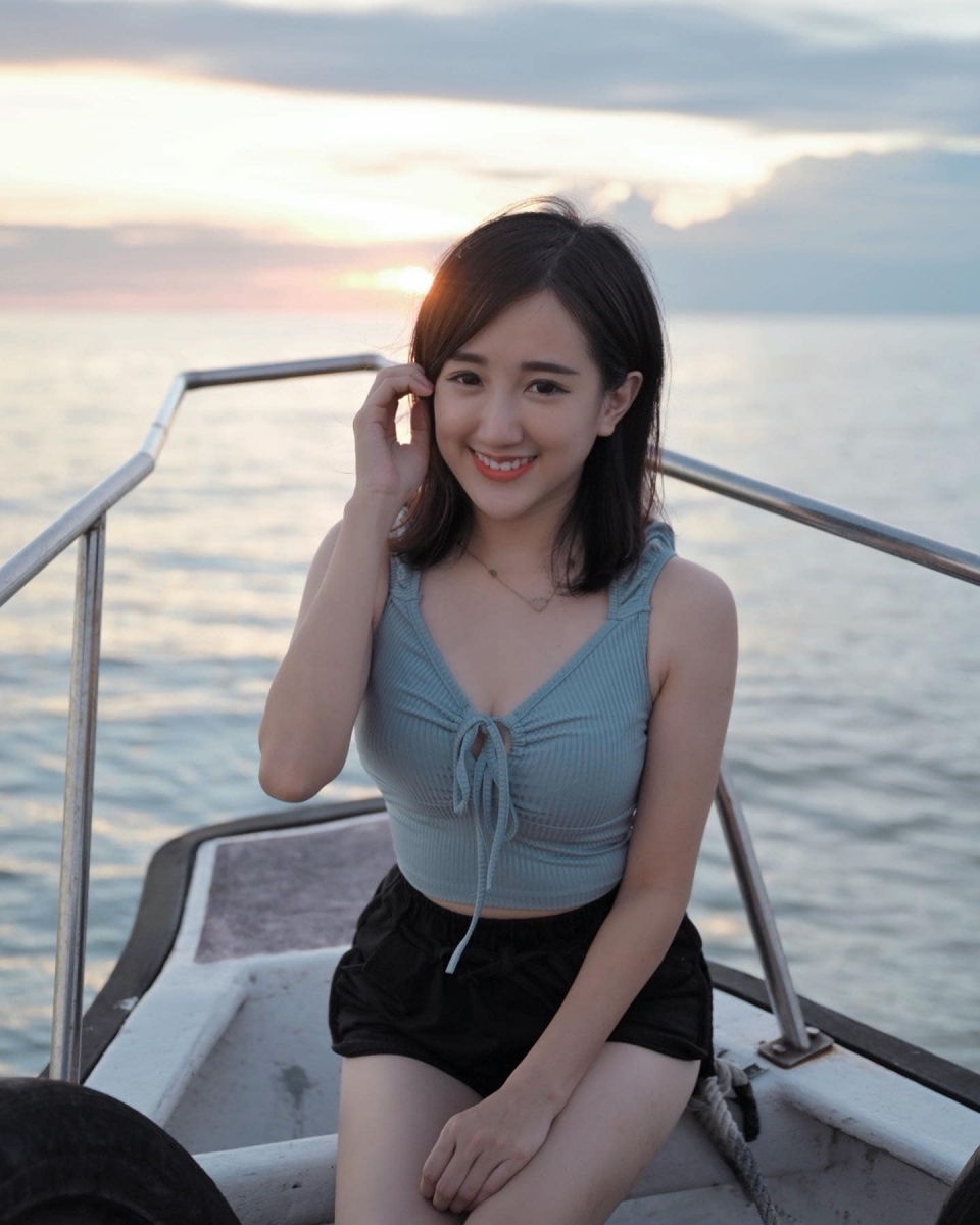 她也强调，在这段期间她都只是很努力在工作，自己绝不可能牵涉进别人的感情里。