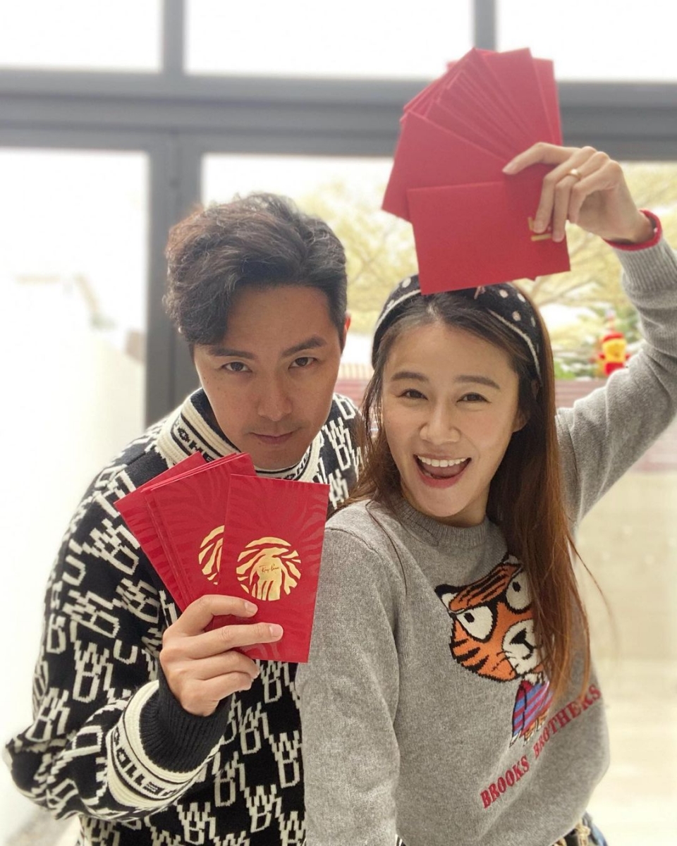 从黄翠如Po出的照片可以看到他们夫妻俩的甜蜜合照～