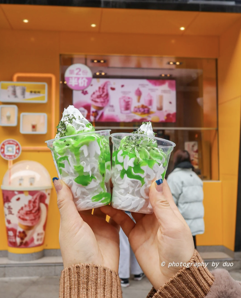 Sundae雪糕本身的香草味甜甜的,结合了青柠酱的酸甜和香菜的清香味,据说吃一口就超上头!对于香菜星人来说是可以每天都吃的甜品