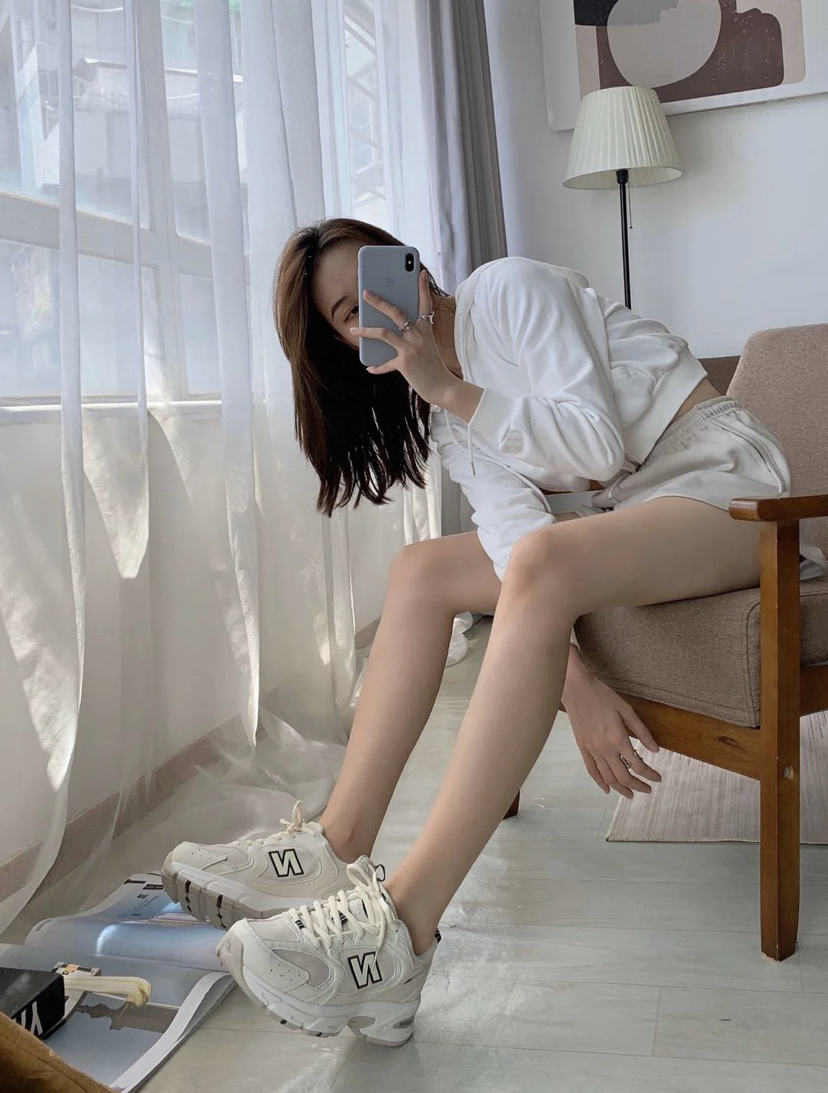 不得不说韩国女生真的太会搭配了,这款温柔又有小清新感的老爹鞋真的不可错过!外表颜值那么高可百搭各种风格,想要成为时尚girl一定要入手同款才行~
