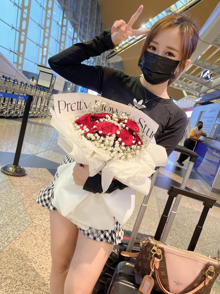 她也再度澄清道，江昭上送她的花束，她也只是单纯基于礼貌性收下，她还称「我跟他不熟」。