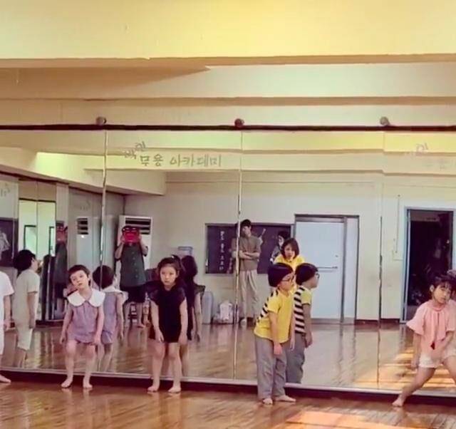 日前,就有网友上传了这些“小僵尸”们练习的影片~