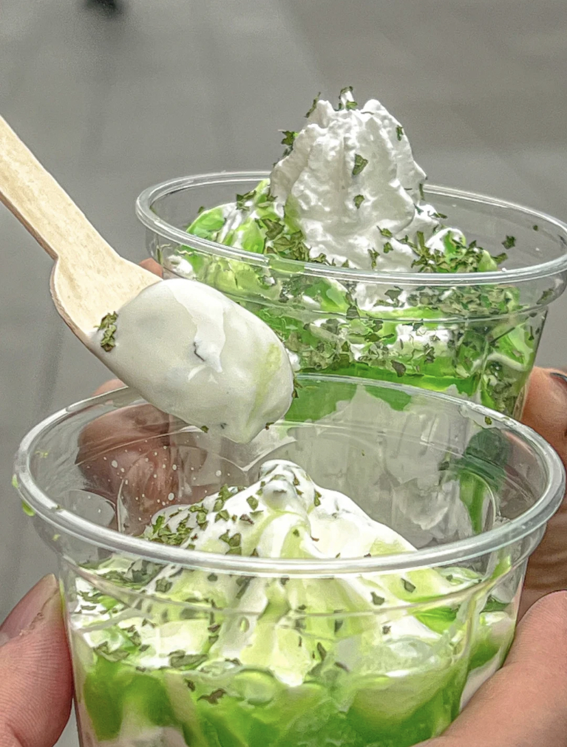 如此特别的黑暗甜品如果有机会在大马上架,不知道大家敢不敢去挑战呢?相信有很多反对香菜的朋友们,对此一定会想要逃得远远的,绝不会让自己去尝试一口!