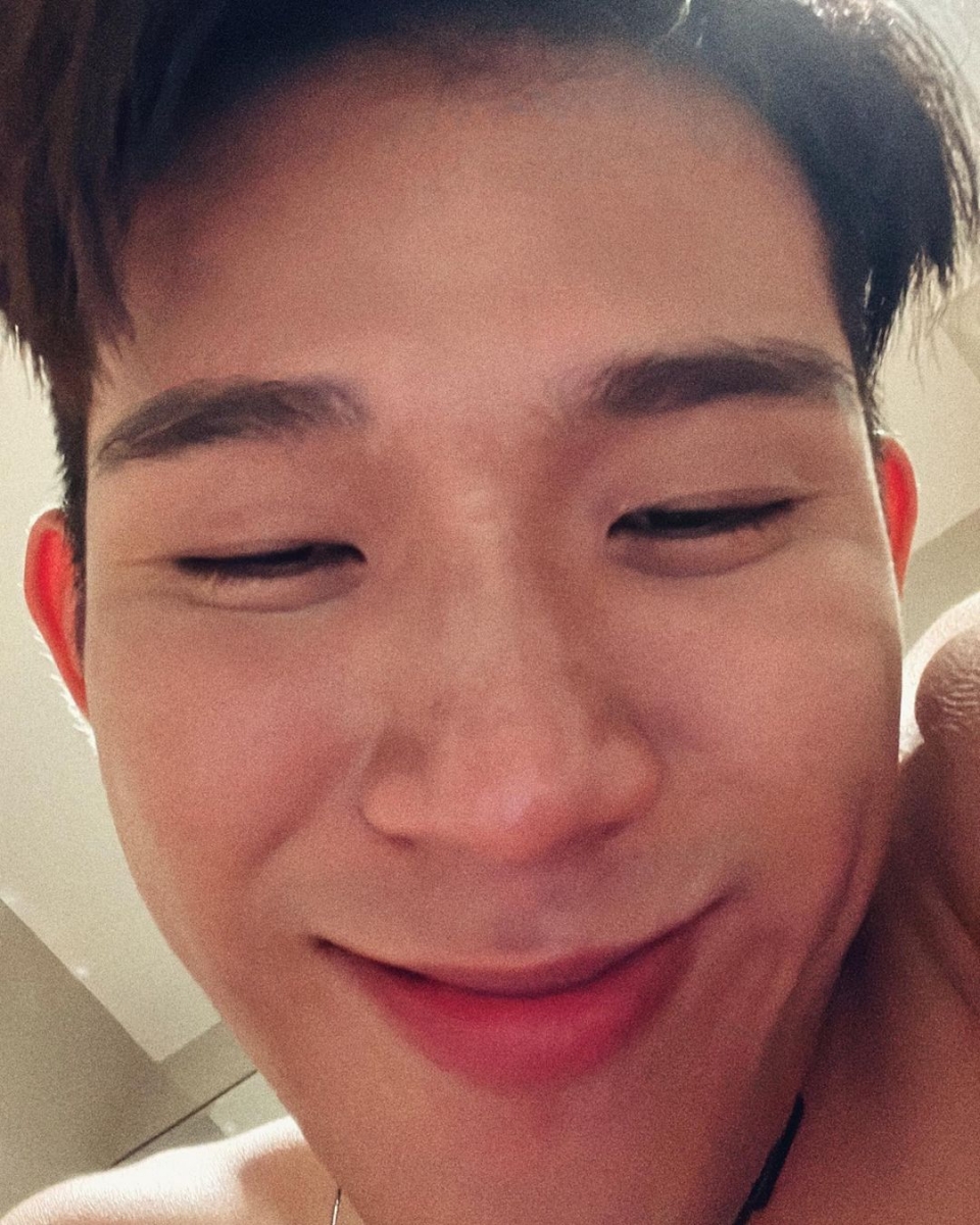 庆祝自己生日并附上一张自己的自拍照。