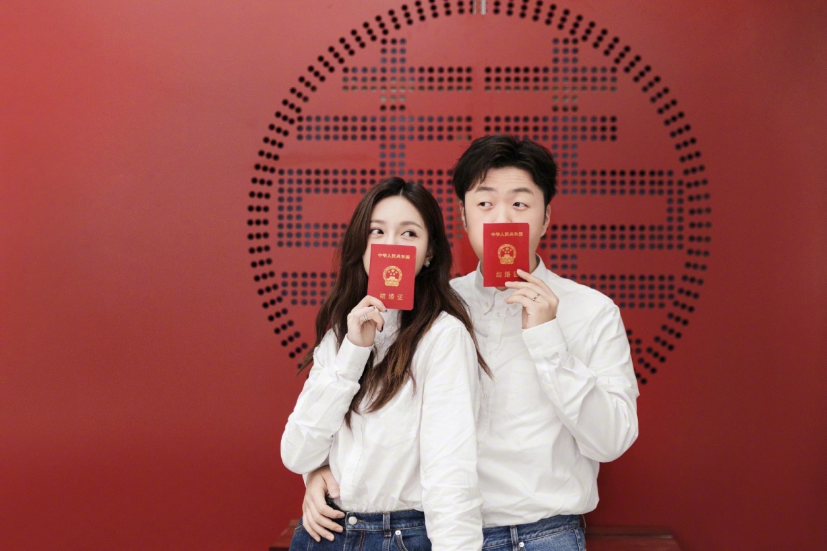 起初,两人在一起的时候都不被外界看好~就连身边的朋友都误以为他们是“合约情侣”。小俩口不知不觉交往了近 3170 天,这段日子里他们完全不顾世俗的眼光,每天都过得像偶像剧一样