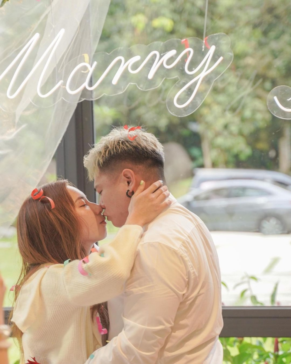 「老实说,他可能不像其他男生一样懂仪式感,但是他在生活上真的是一个很好的搭档很好的另一伴,他在另一方面也真的很疼我,现在更疼啊哈啊哈。」