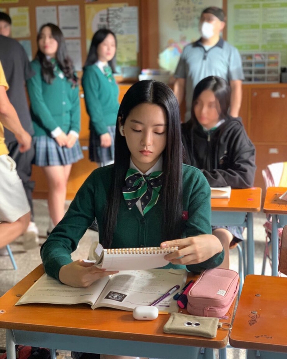 赵怡贤不管是戏里戏外都是妥妥的学霸女神。她曾经分享过当时自己以最后一名进入演艺艺术学员，所以下定决心靠后天的努力来恶补成绩，皇天不负苦心人后来真的考到名列前茅的成绩。