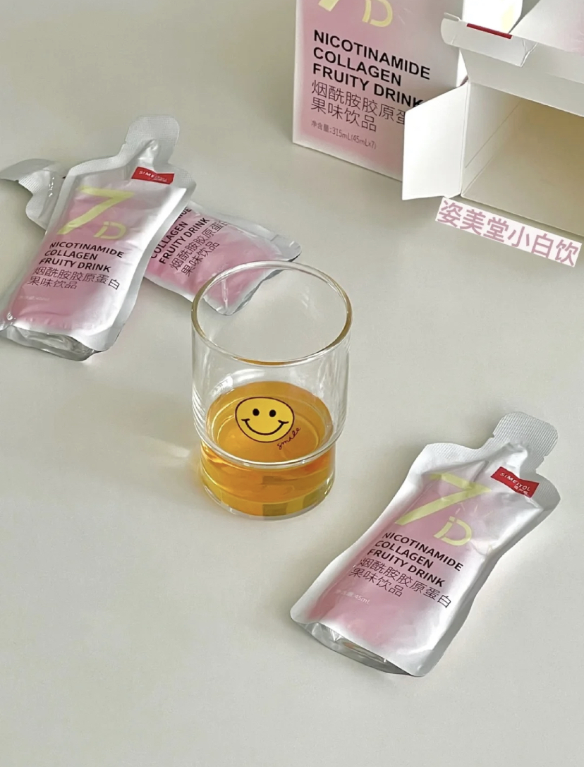 让人越喝越白的果味饮内服,合起来是酸酸甜甜的霉果味,并且还是0脂肪的不怕长胖哦!含有烟酰胺成分可以让肌肤白皙透亮,同时补充胶原蛋白让肌肤水嫩嫩的,增强弹性和光泽度!