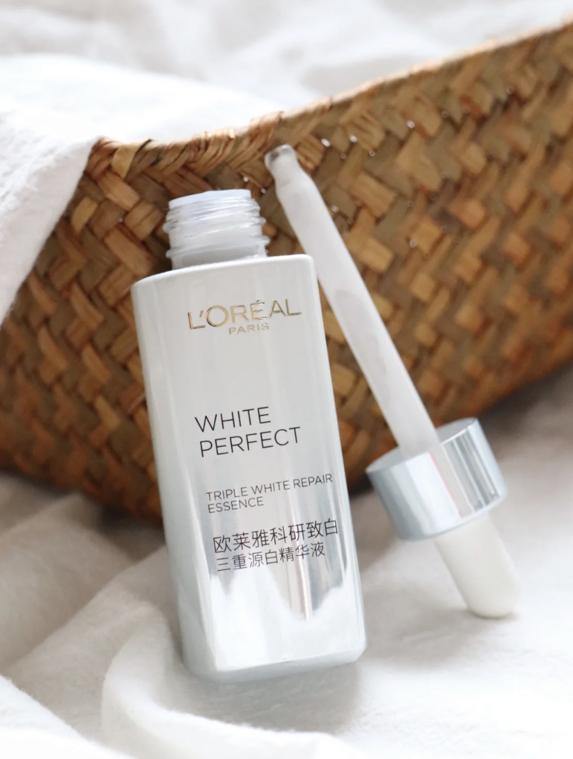 属于乳状质地的滋润型精华,主打三重功效可抑制黑色素、祛黄和淡斑美白。拥有升级版黑科技可以减少肌肤氧化,以及黑色素沉淀的问题,快速有效的去除痘印和斑点。