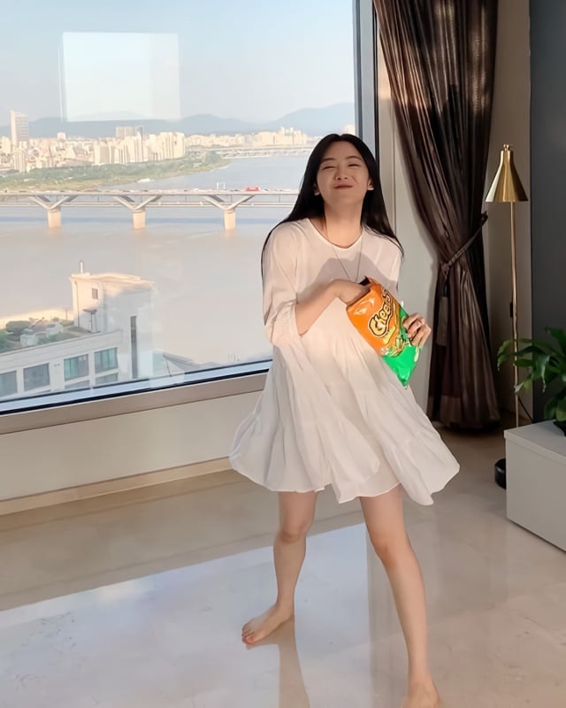 赵怡贤的取景地非常宽敞豪华，据称她的居住地位于清潭洞的 Mark Hills 高级公寓，约 2000 平方英尺单位就要接近 55 亿韩元。