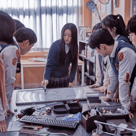 这时没被感染的学生们为了存活下去,则一起组队,想方设法地逃离出校园!