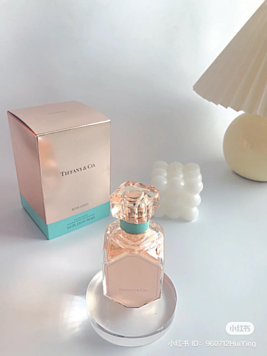 Tiffany & Co 玫瑰金香水钻石切割而成的玻璃瓶,加上高级玫瑰金色调以及瓶颈上蒂芙尼蓝的皮革点缀,梦幻至极融化少女心。