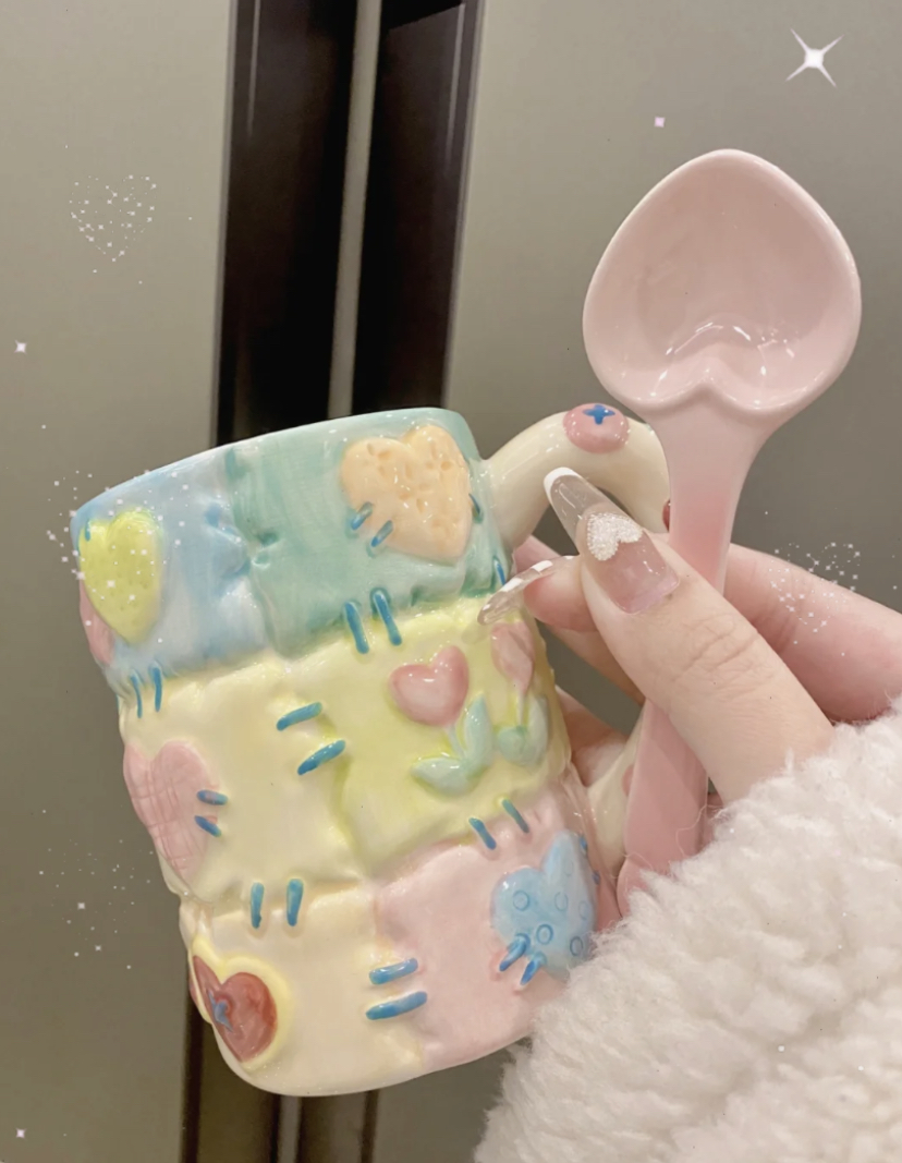 因为是奶油色系所以外表非常温柔,设计就像是亲手缝上的针织爱心和郁金香,自带有一个淡粉色爱心茶匙!